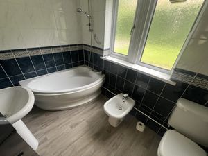 Ensuite- click for photo gallery